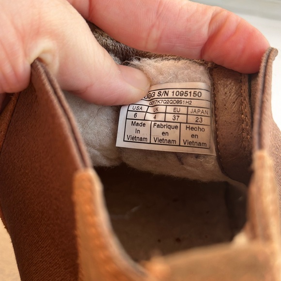 Ugg Chelsea Boots - Picture 2 of 7